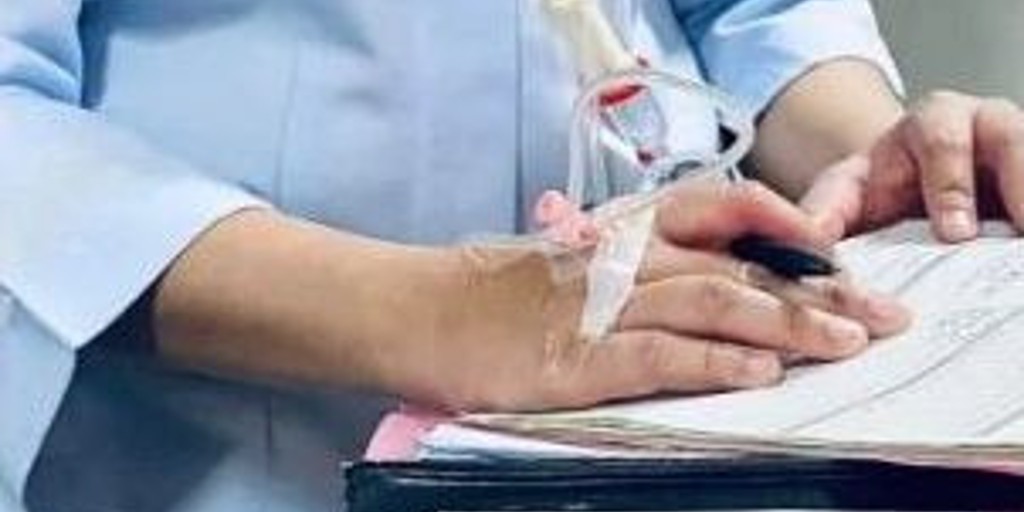 人手不足无法病假 护士边打点滴边工作