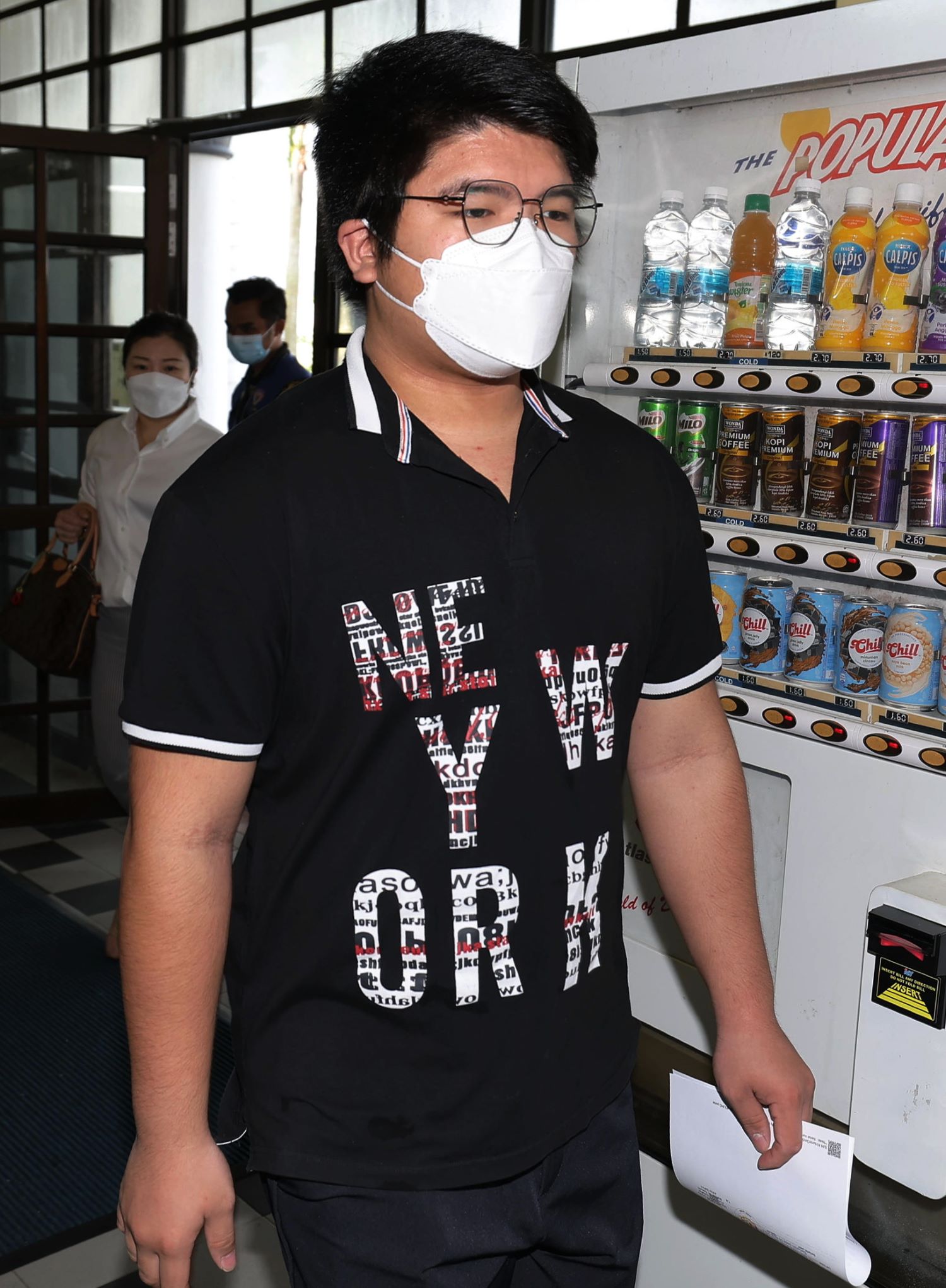 虐打火烧狗 19岁华裔青年认罪