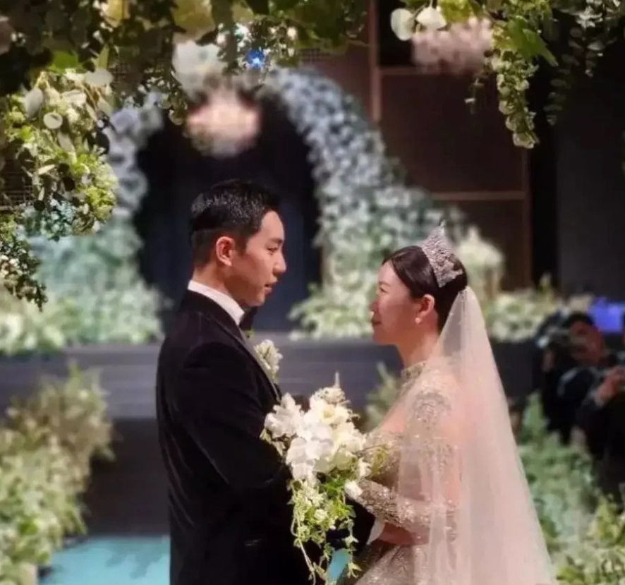 无惧负评搞豪华婚礼 李升基礼娶李多寅