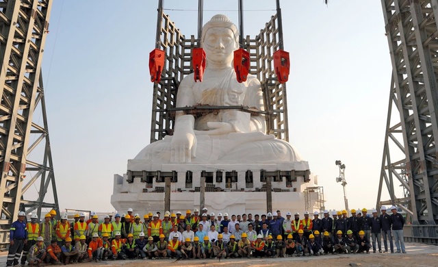 缅甸内战民不聊生 军方砸钱建奢华佛像