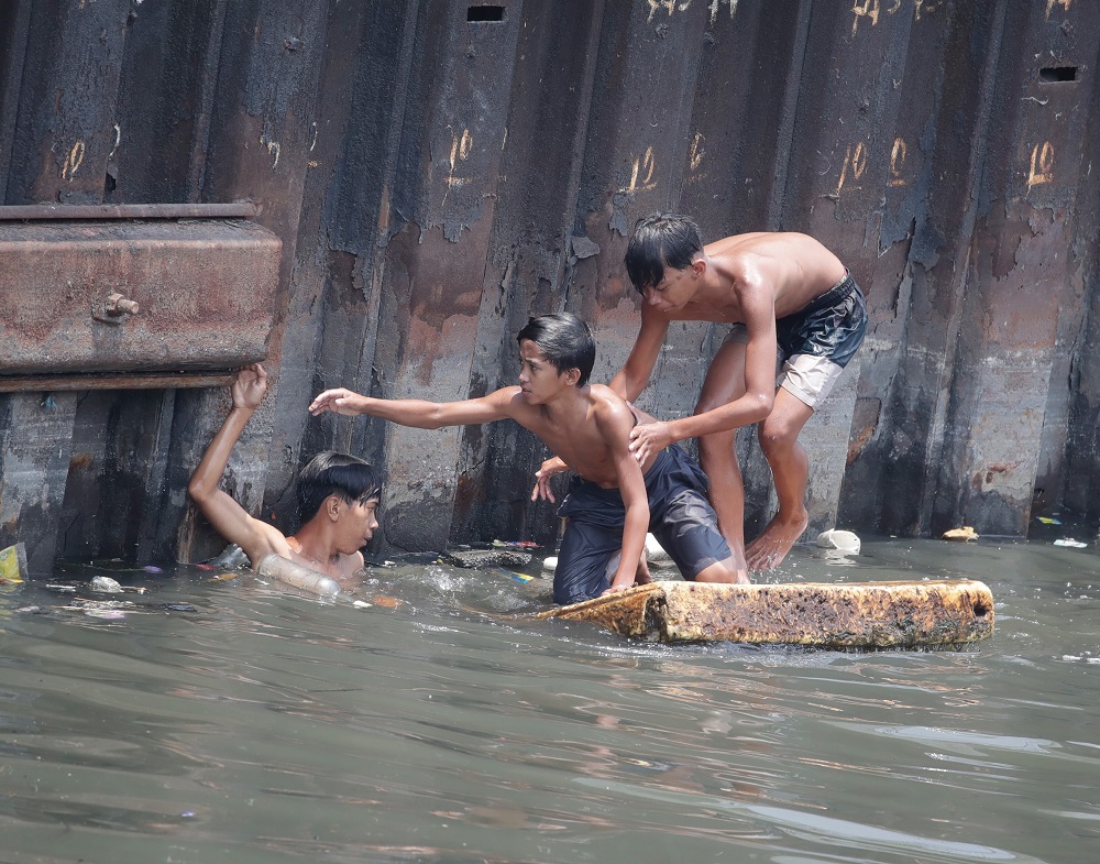海滩戏水