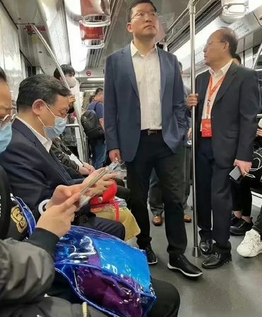 比亚迪董事长王传福搭地铁