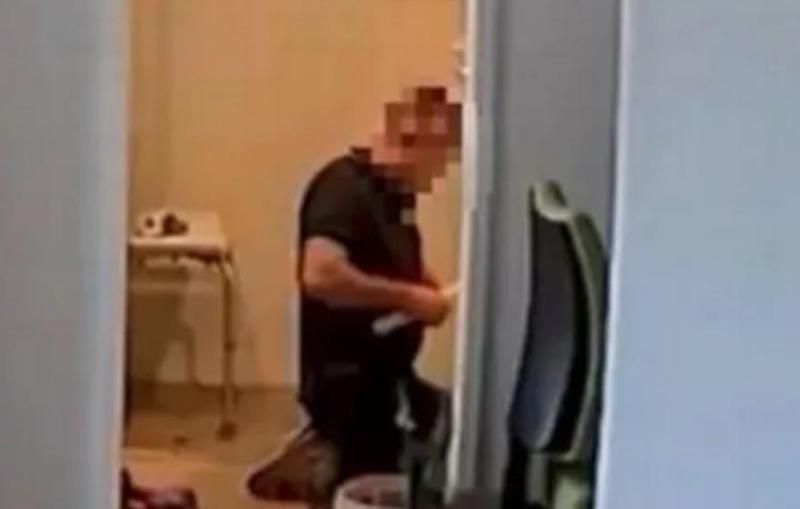 水电工拿擀面棍通马桶 屋主崩溃