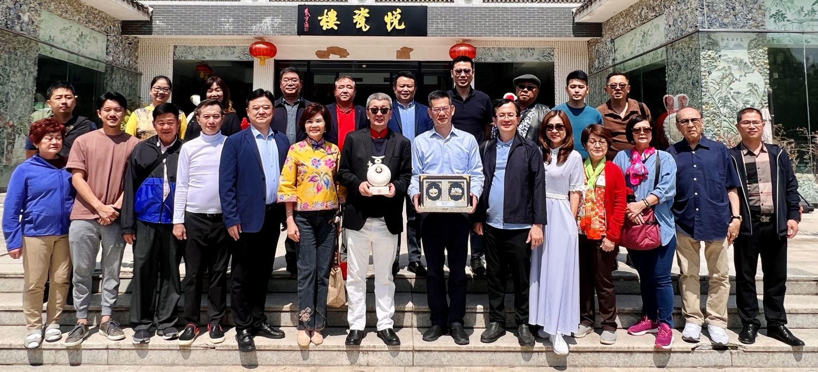 林福山率福联会到访 赞德化陶瓷闻名海外