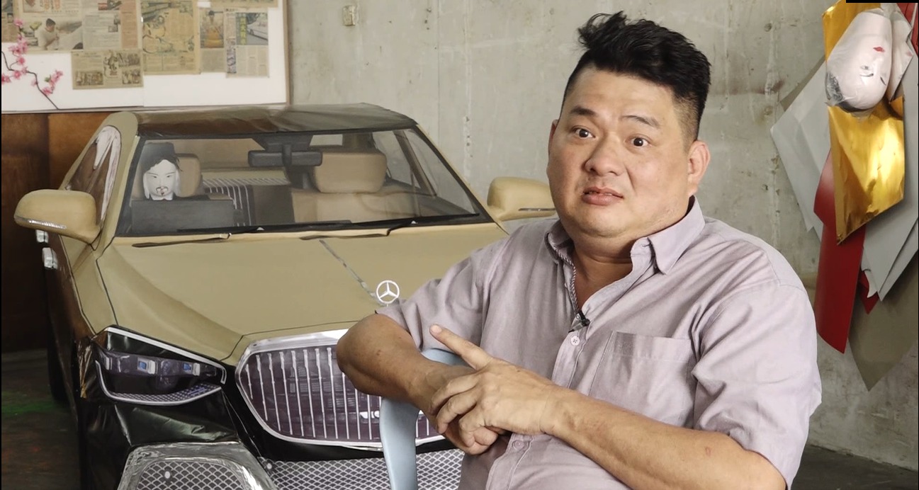 受僵尸电影启发拜师学艺 陈志辉将时尚融入纸扎品