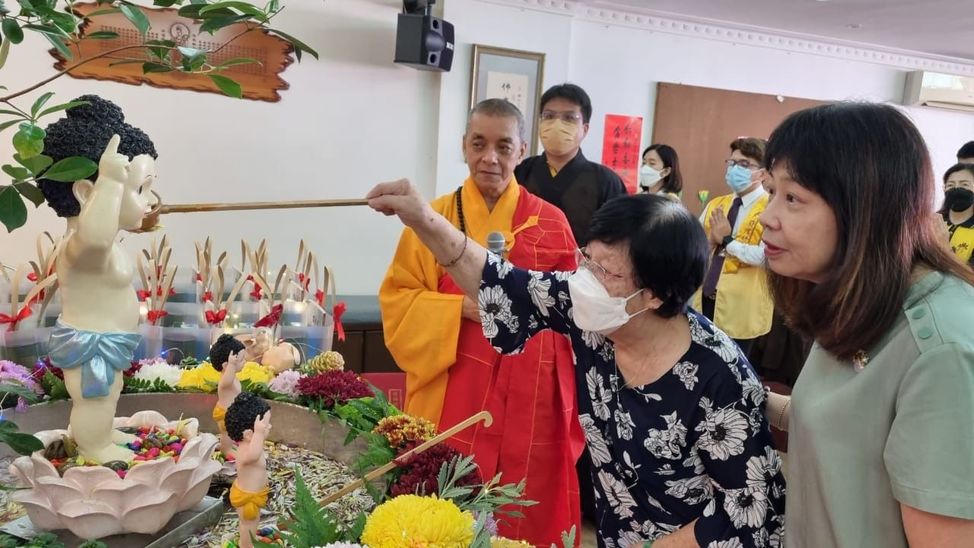 林慧英浴佛