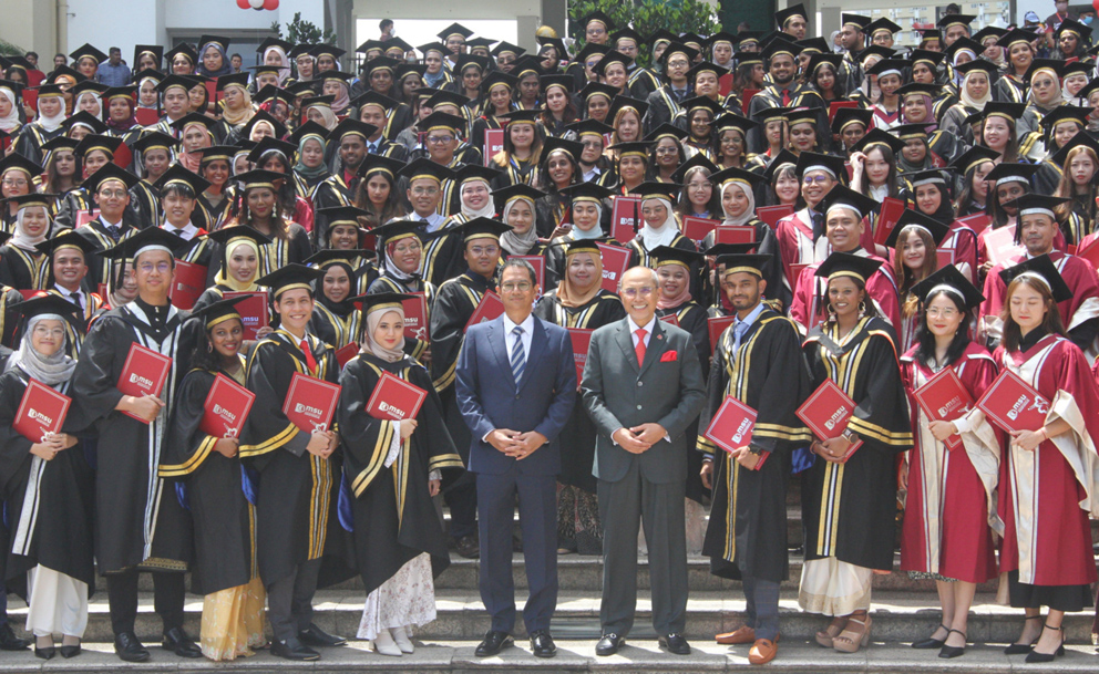管理及科学大学1532学生毕业