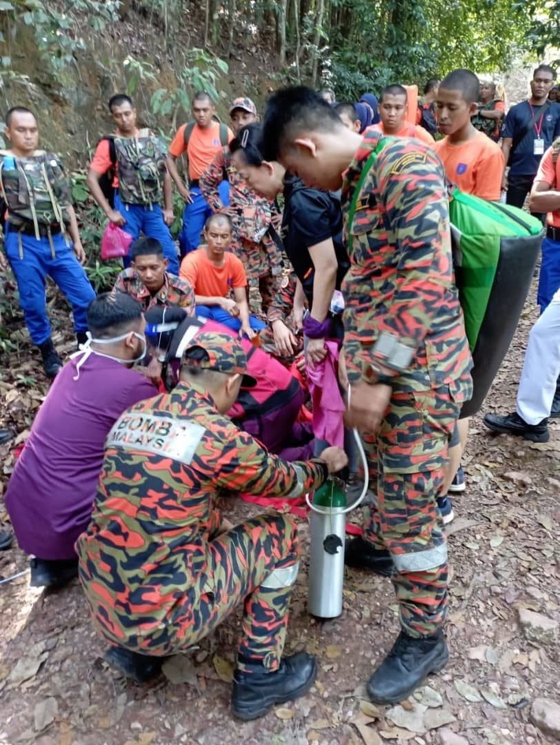 救援队伍抬男子下山
