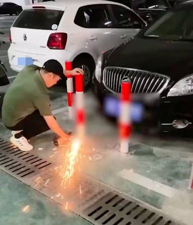 陌生人霸占车位 男子“焊铁柱围车”