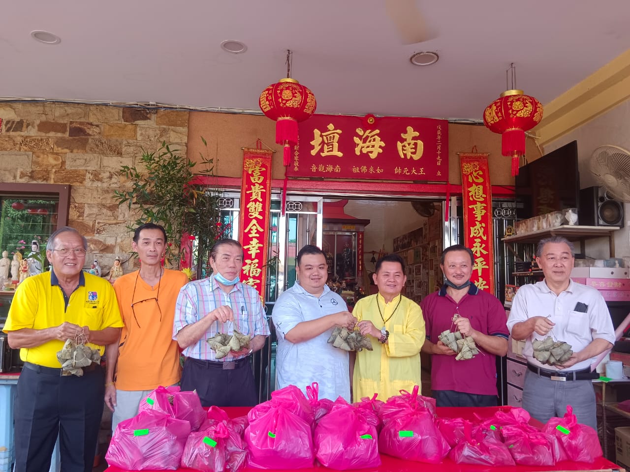新那旺南海观音坛 送粽子助弱势