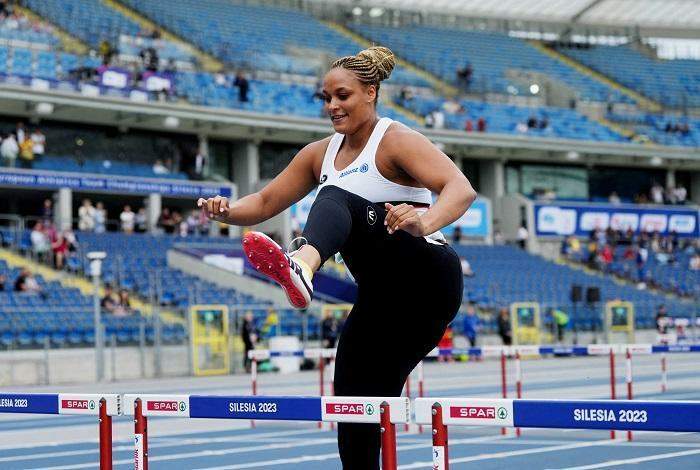 兩隊友傷退自告奮勇 鉛球女將完成百米欄
