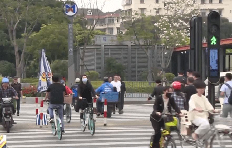 过马路低头玩手机 在这里或被罚32元