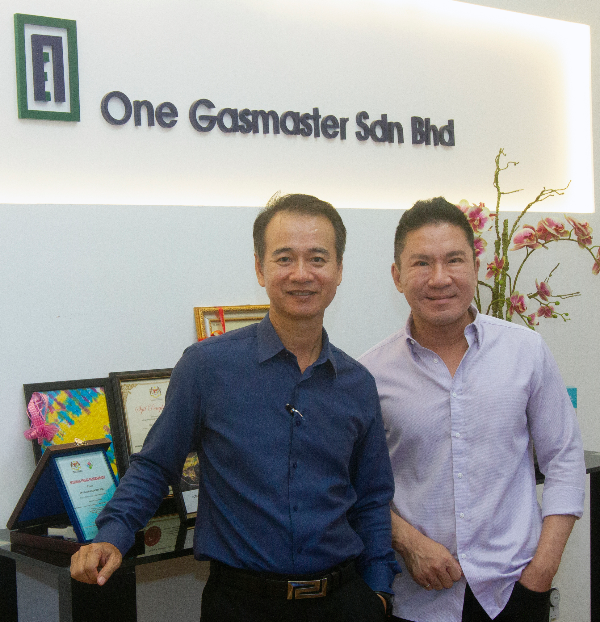 陈健育(左)与One Gasmaster公司股东许剑文接受媒体访问。
