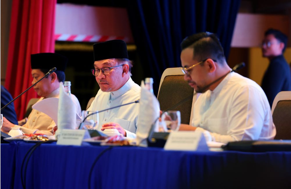 安华:政府将发放通行证 策略投资者可逗留至少5年