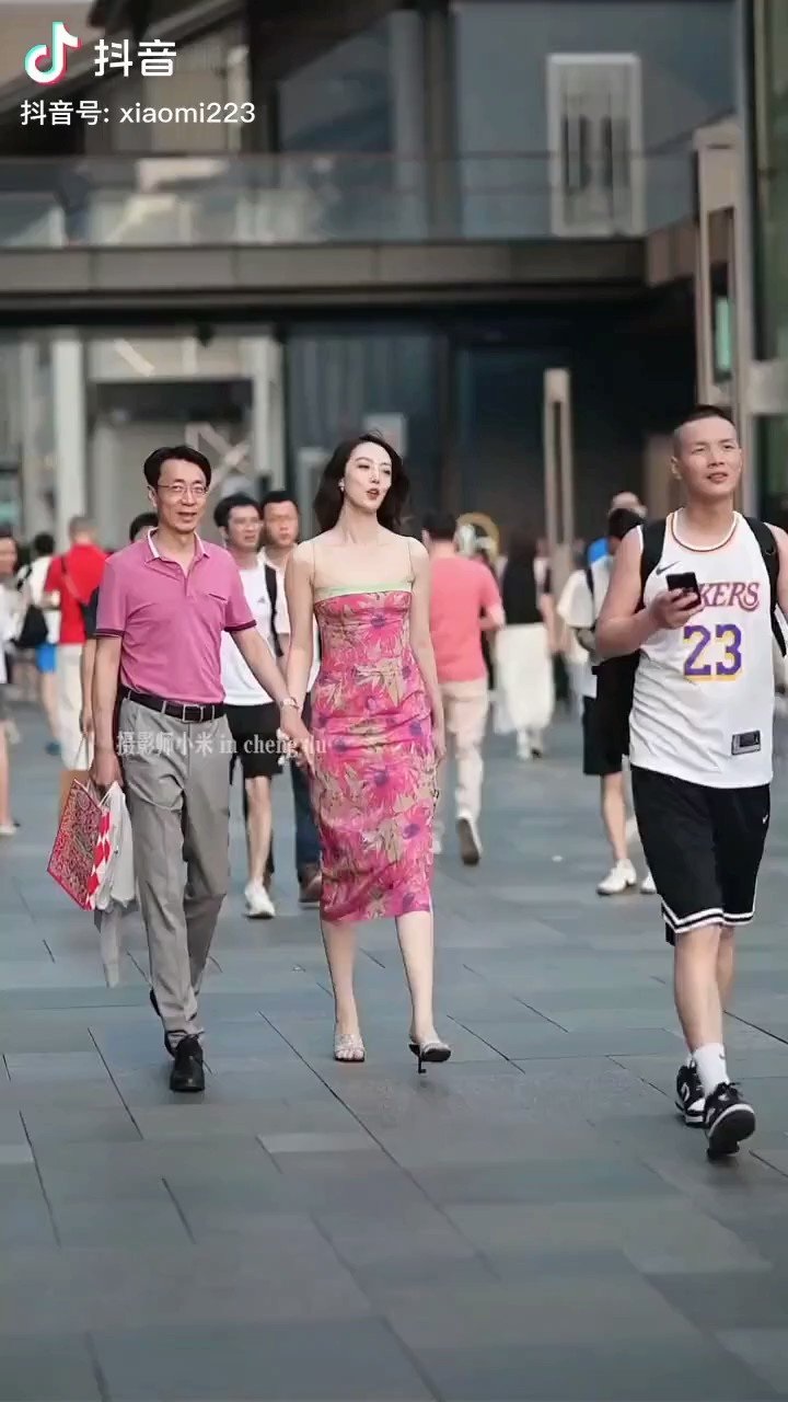 【视频】中企高管带情妇雇员逛街 双双丢职