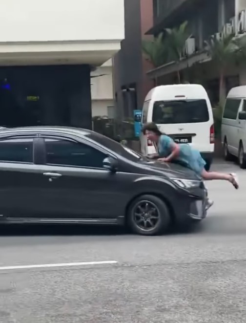 与男友争吵 女子怒冲马路“撞”车