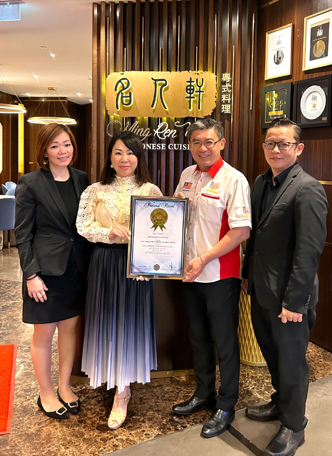 “最多忘不了河鱼销量” 名人轩获大马纪录证书