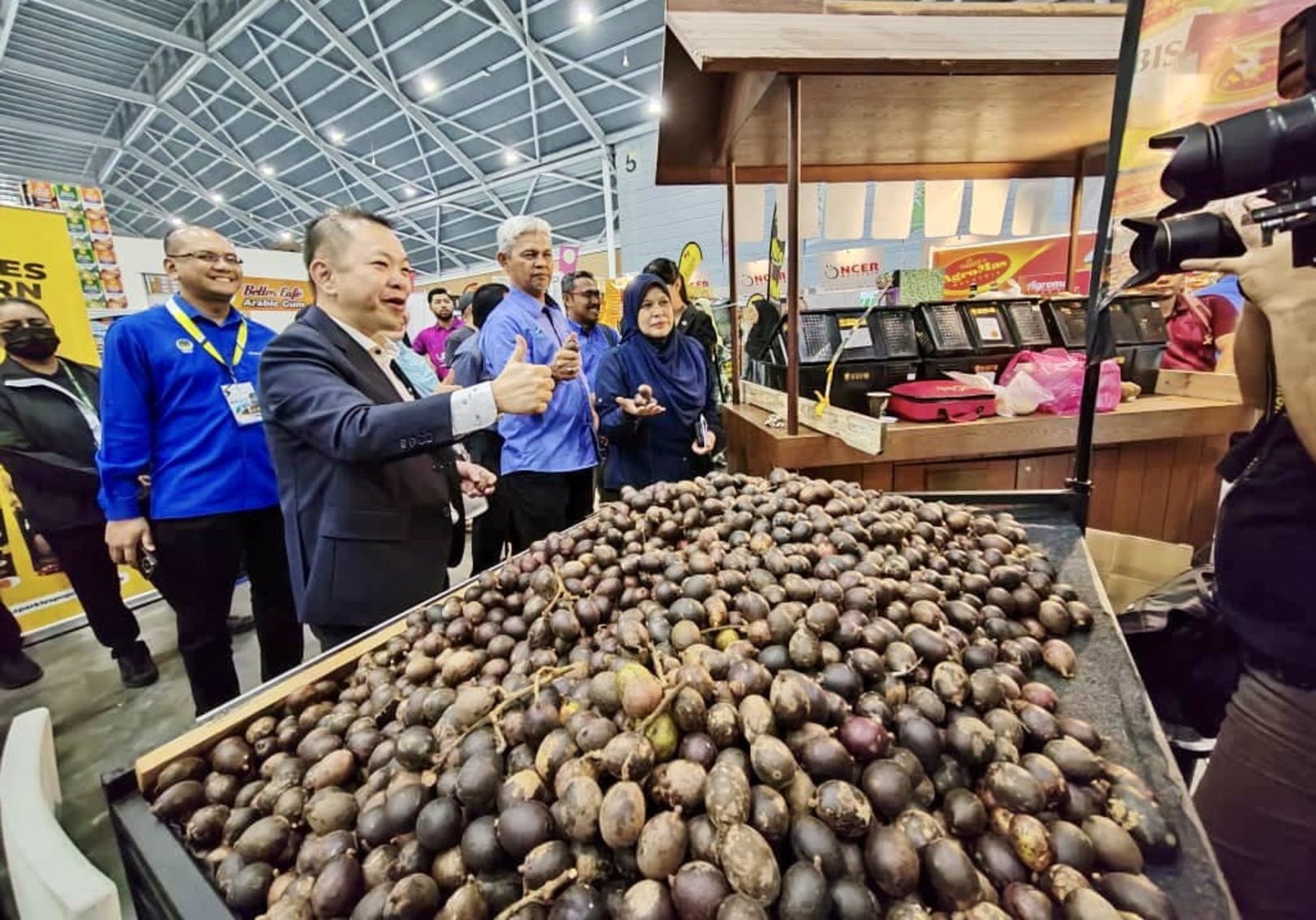 食品展销会受青睐 狮城人抢购砂水晶龙眼