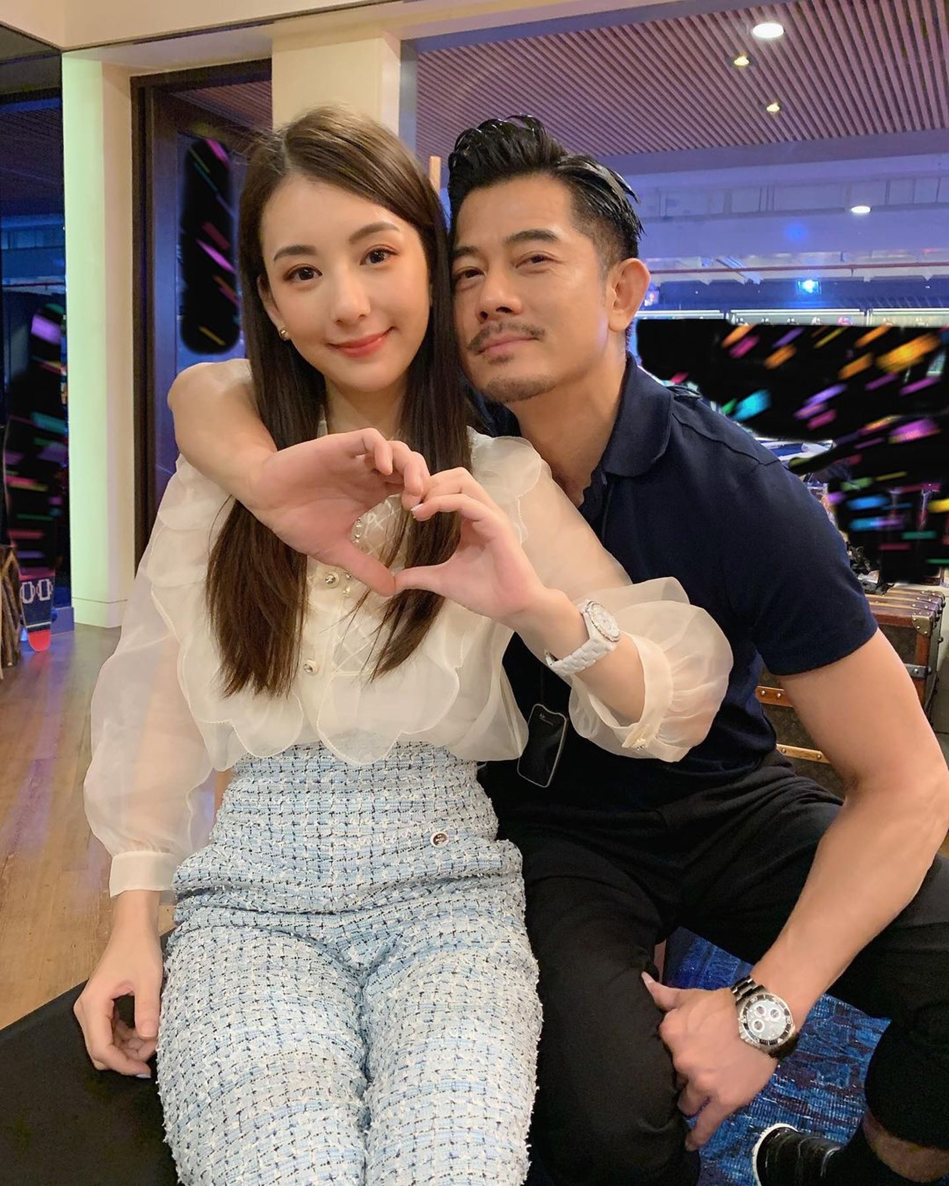 郭富城嫩妻直播晒“粉钻珍珠戒” 网看价格傻眼