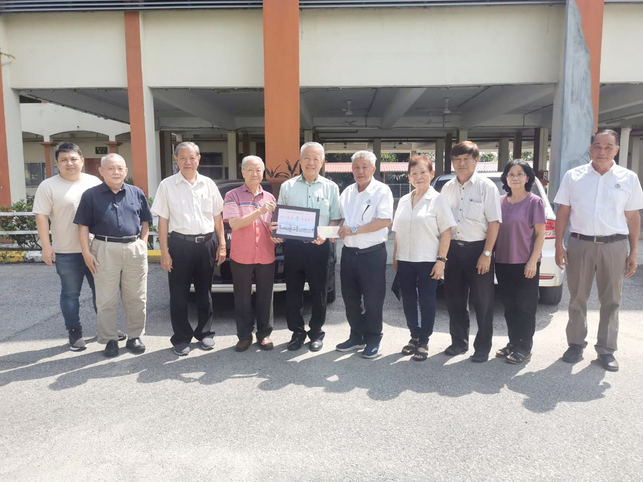布匹百货制衣商公会捐1万 作培华独中筹建综合大楼基金