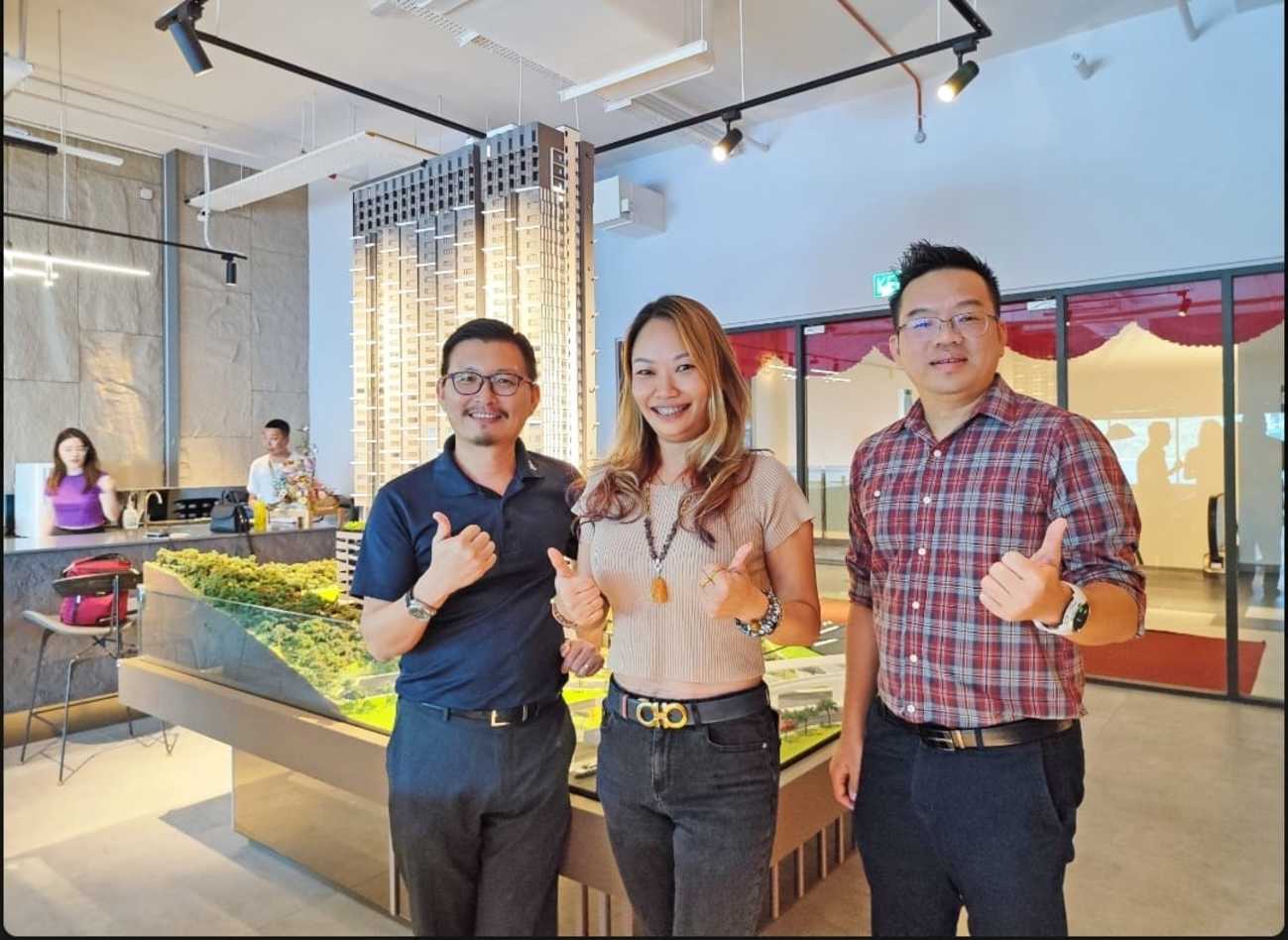黄伟钟, 黄炳雄, 洪郡镅