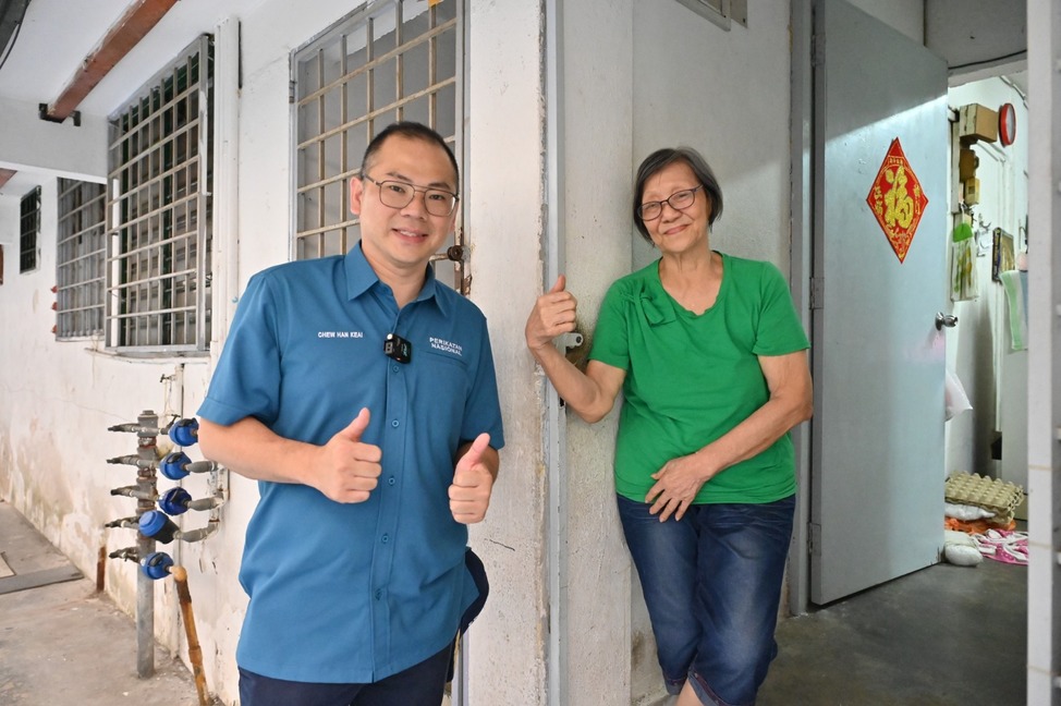 候选人沿街挨户打招呼 诚恳拜票 打动民心