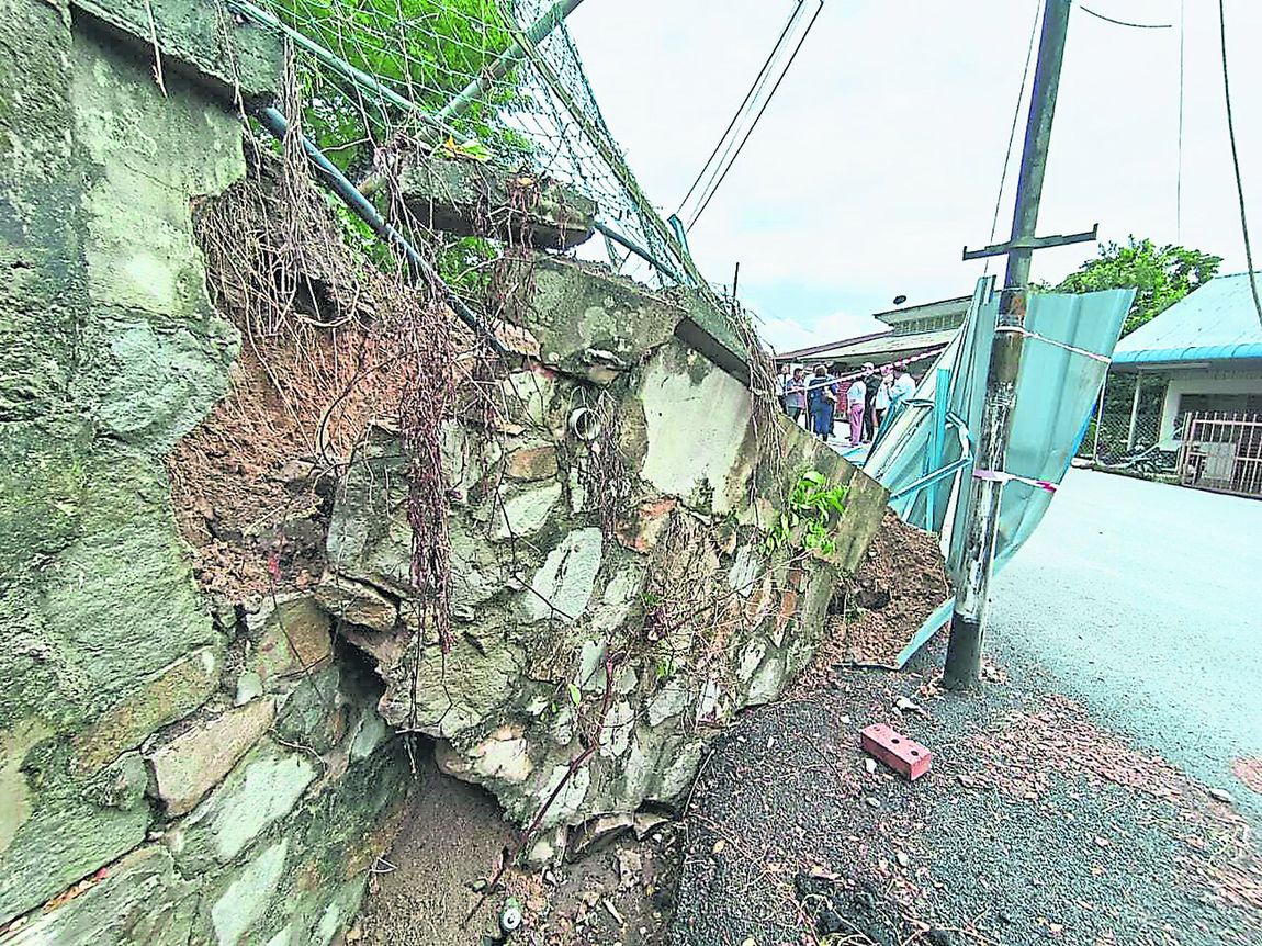 龟裂多时·不堪大雨冲蚀 武拉必华小围墙倒塌