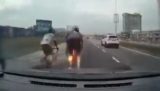 【視頻】疑查看手機信息肇禍 電召車司機撞倒單車騎士
