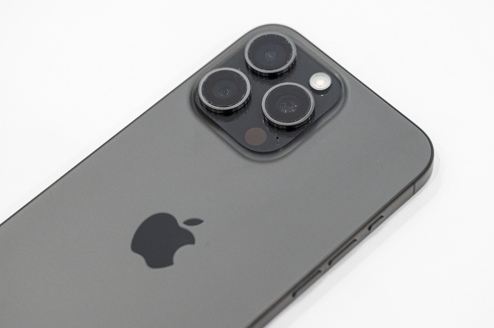 iPhone平时这样放 不用按键自动关荧幕更省电
