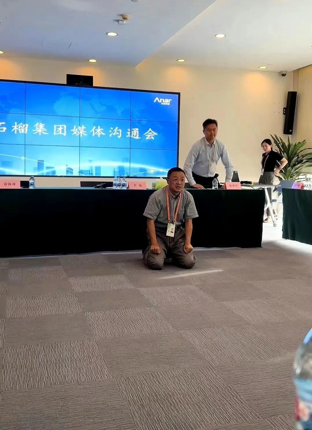 北京房企董座下跪哭诉 “还不了债,从22楼跳下!”