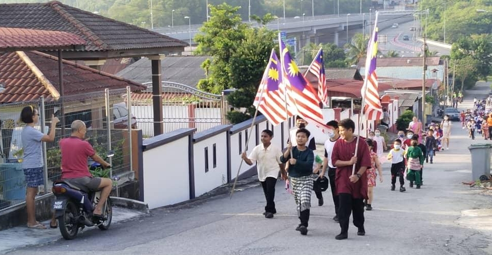 芙芭蕾华小国庆游行 各族传统服好吸睛