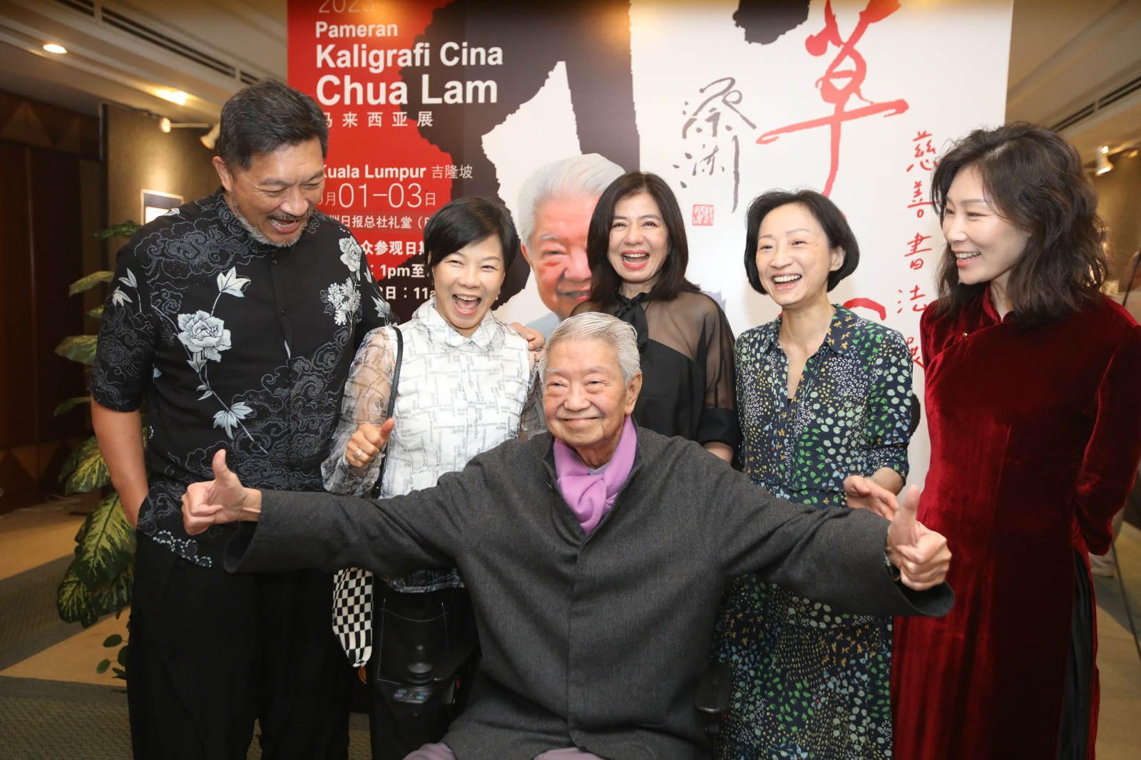 鍾楚紅來馬出席書法展 蔡瀾爆粗惹笑女神