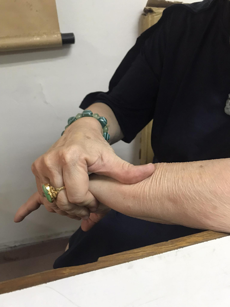 指关节按压