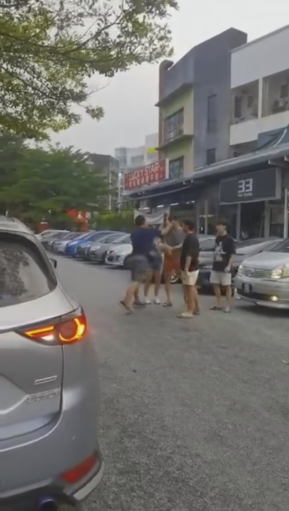 火爆男掌摑2青年
