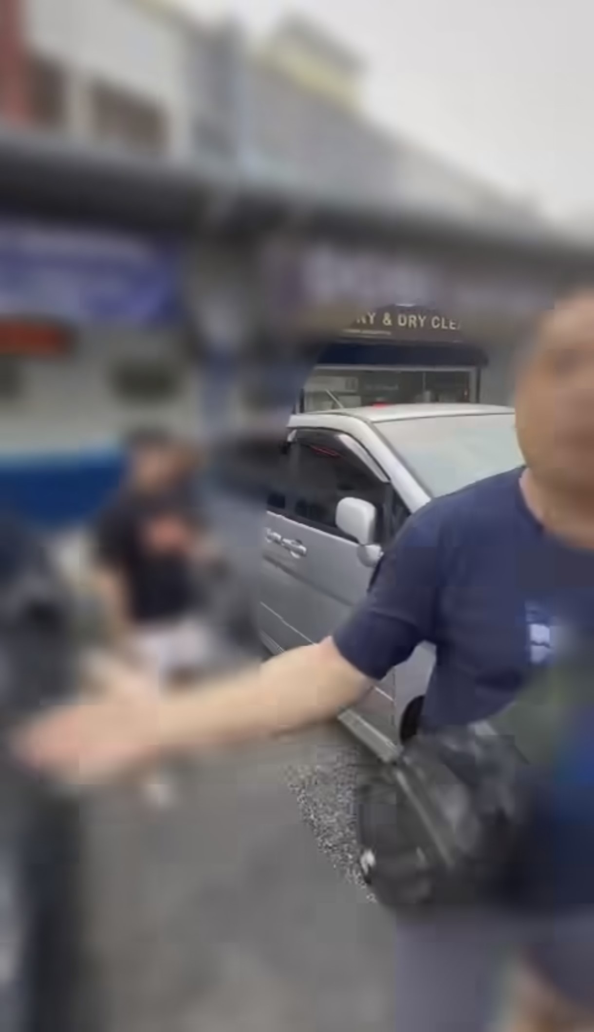 火爆男掌摑2青年