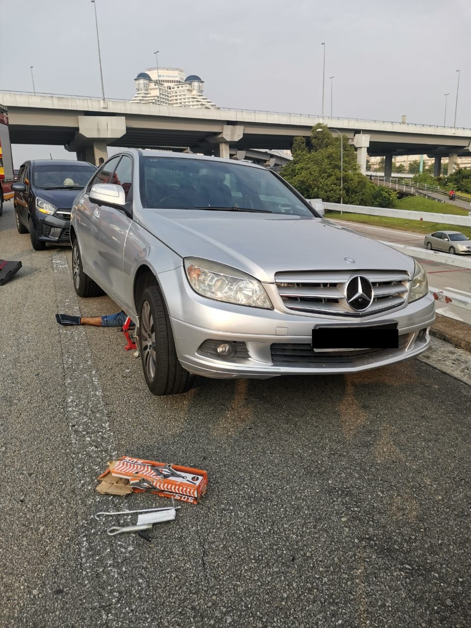 摩托车撞马赛地 修车员被压在车底