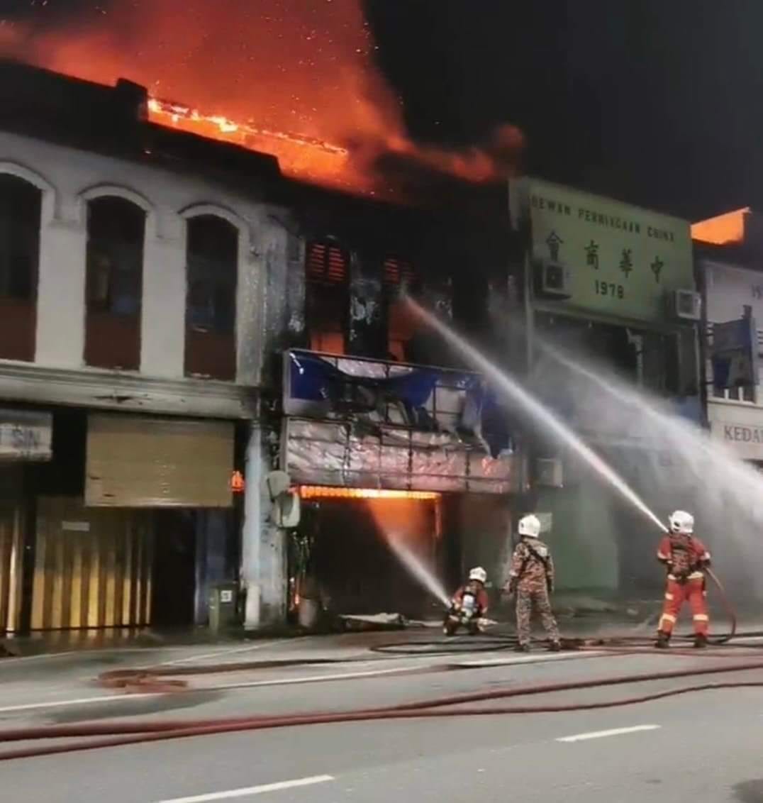 文冬辛炳街電器店火患   殃及中華商會與葉貿易
