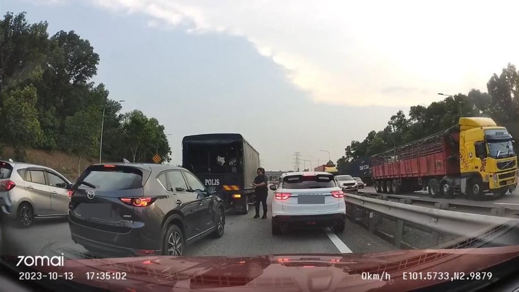 疑为避塞车紧贴警车 轿车遭警员拍照留证