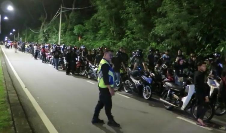 把大道当跑道 警方扣逾200飙车族