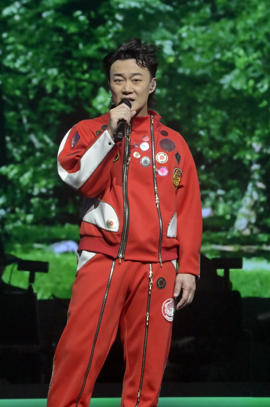 演唱会被观众命令讲华语 陈奕迅反呛:听不明就算