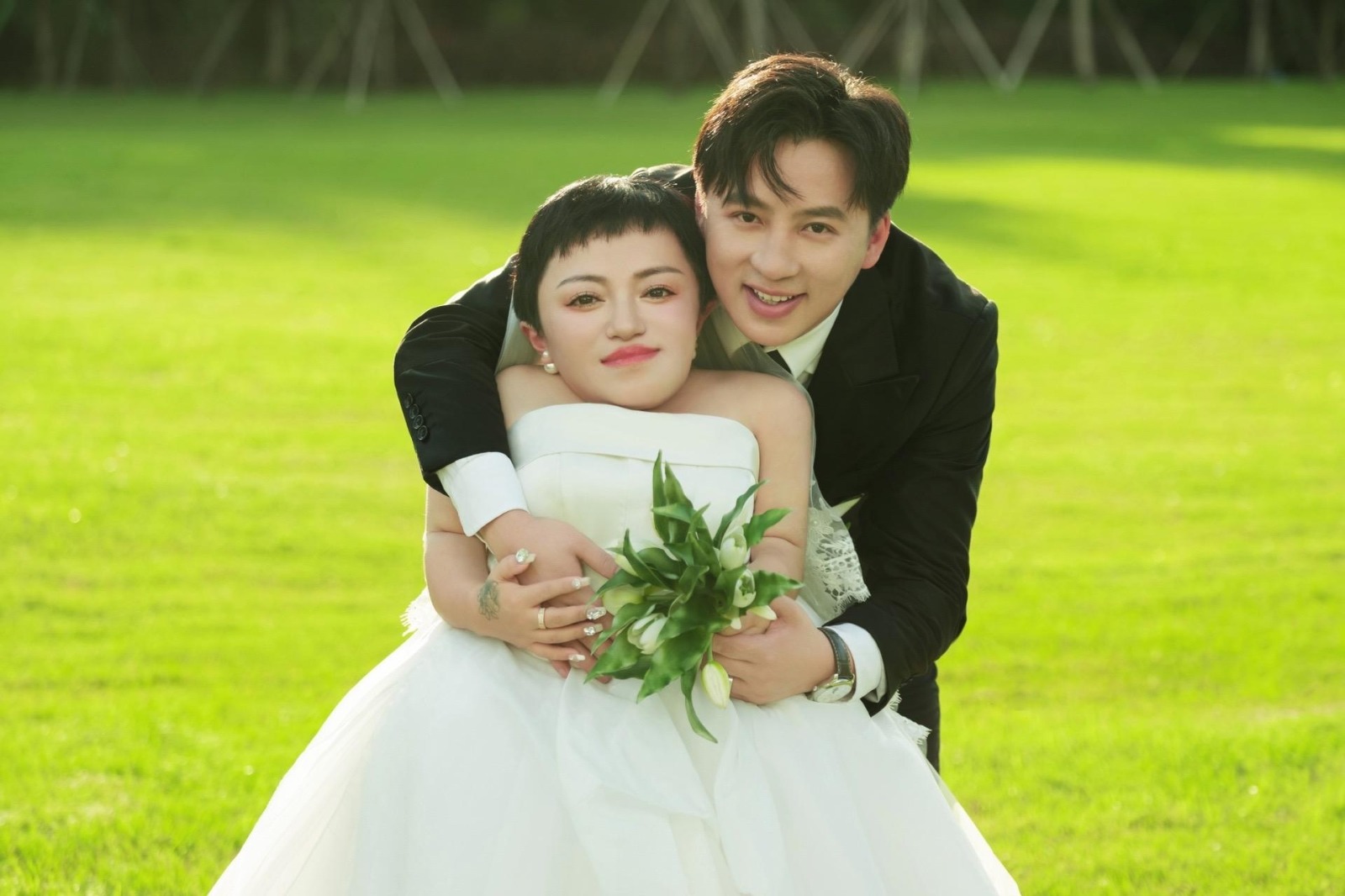罕病女富豪再婚小6岁鲜肉 新郎爽领近2000万资产