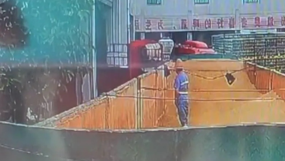 青島啤酒撒尿風波 涉事工人被行拘
