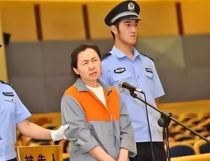 靠睡40官升职 “最美翘臀局长”花325万整形