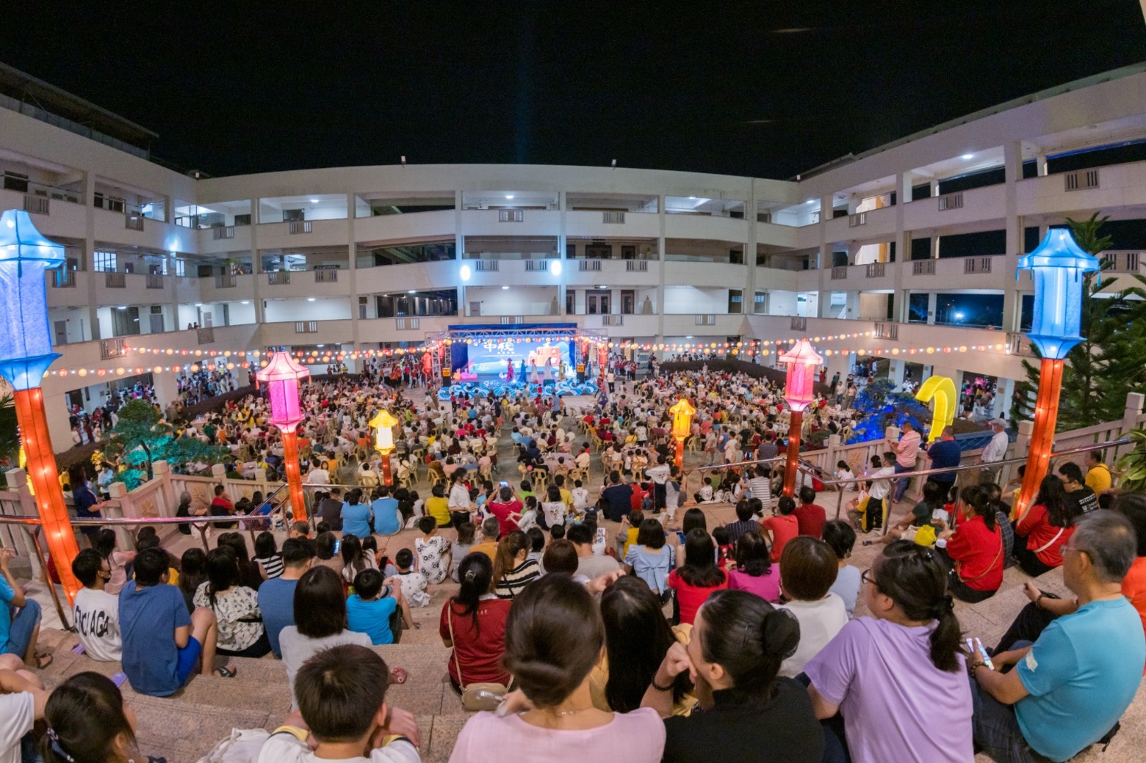 友族也爱提灯笼吃月饼   玛丽娜：中秋庆典团结民族