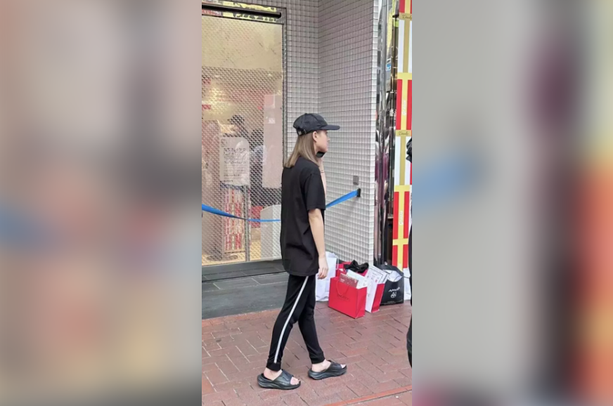 赌王之女平民打扮出街 网民只注意她的拖鞋