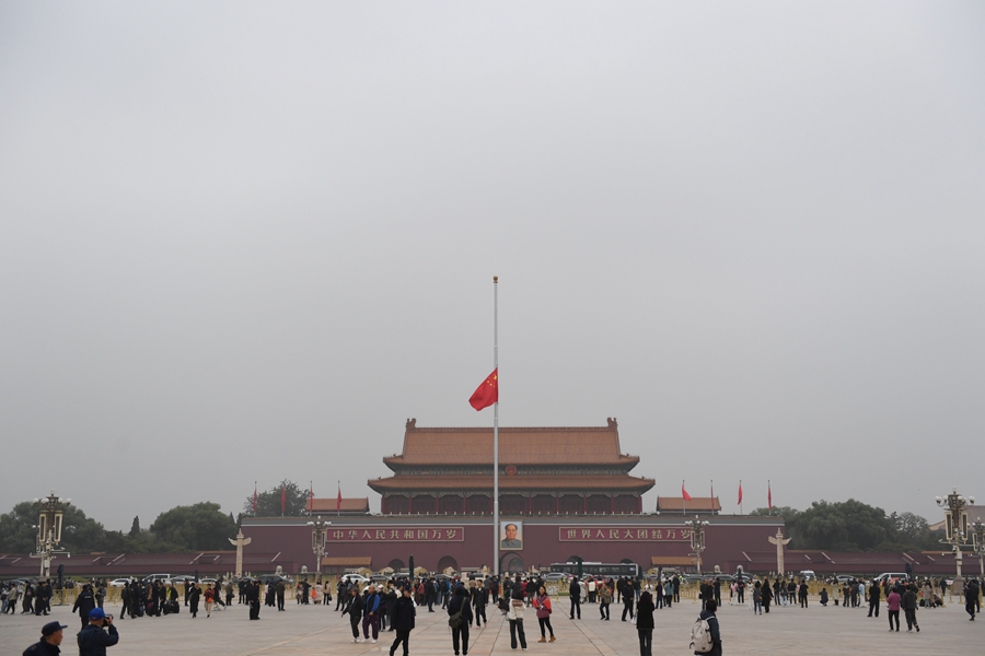 北京天安门下半旗悼念李克强