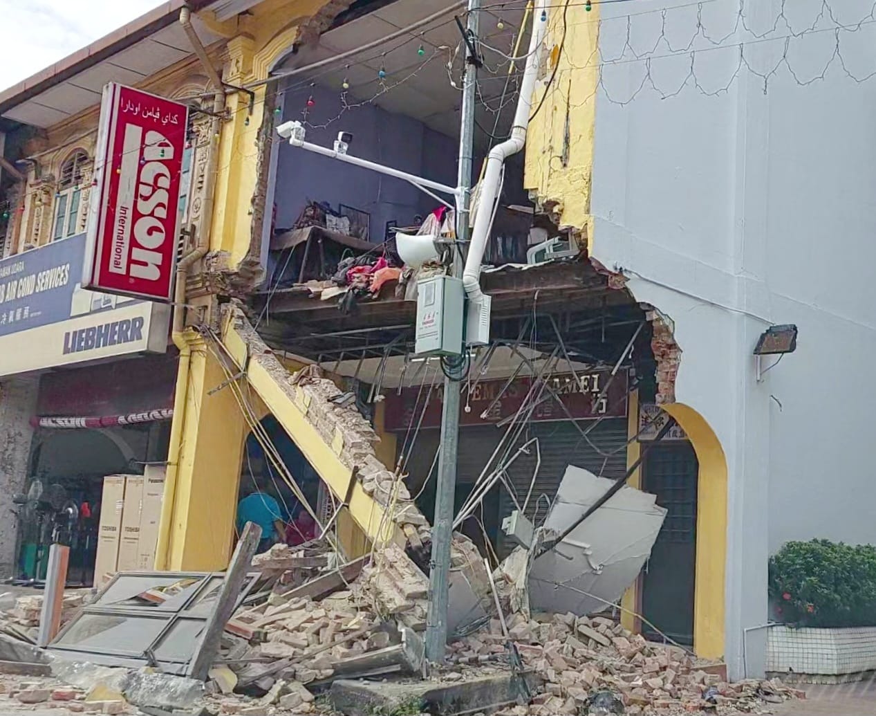 货车撞毁百年老店