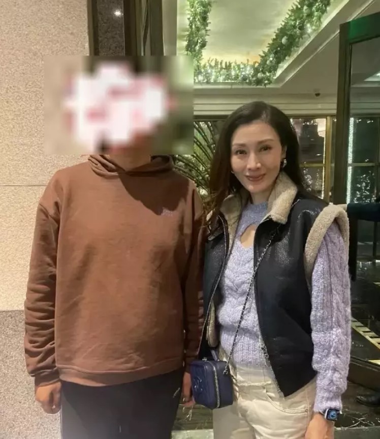 继蜜桃臀下垂后 李嘉欣又“一点”被嘲不佳