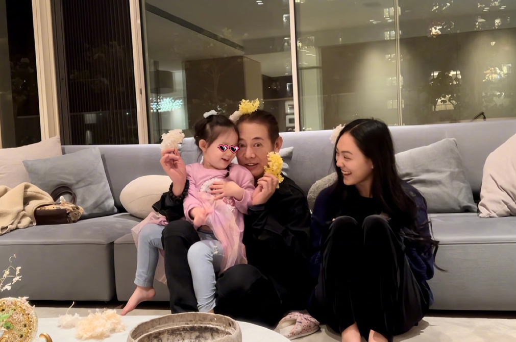 携女儿赴向佐家聚会 李连杰头插花反差萌