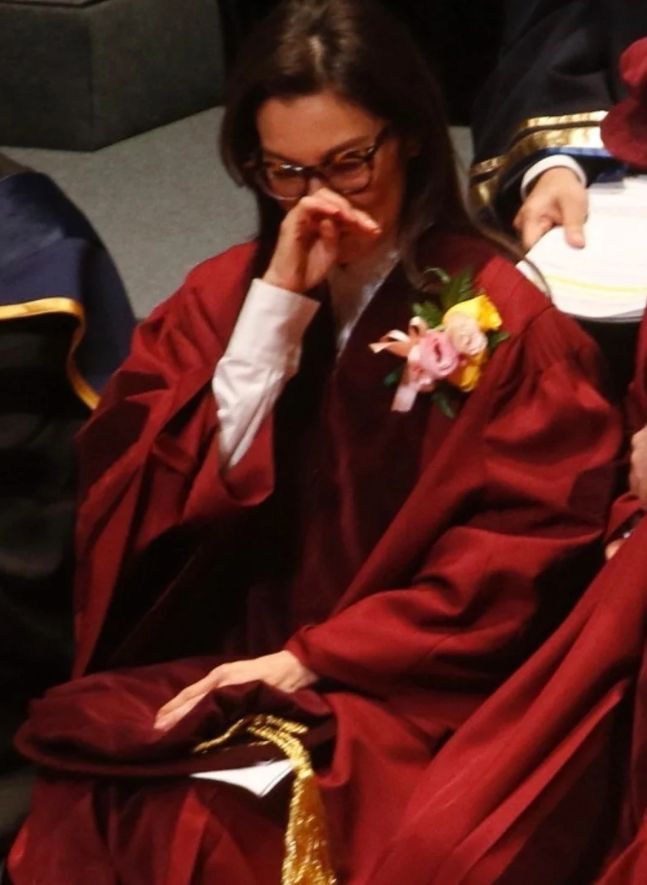 杨紫琼获颁授荣誉博士